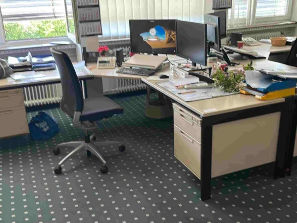 Büroarbeitsplatz beige als Winkelschreibtisch, Unterbau links und rechts, Bürodrehstuhl
