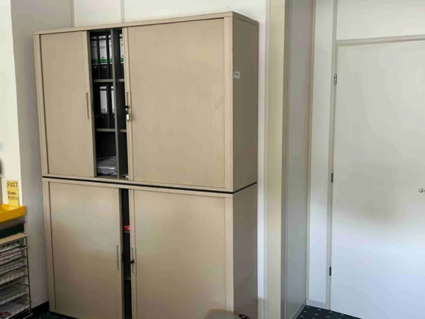 Aktenschrank, beige, mit Rollladentüren vertikal, 2 Stück