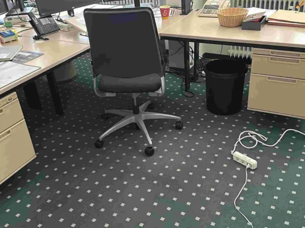 Büroarbeitsplatz beige als Winkelschreibtisch, Unterbau links und rechts, Bürodrehstuhl