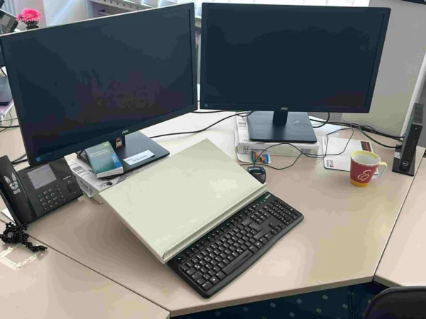 EDV-Arbeitsplatz mit 2 Monitore NOC, Mini-PC DELL, Tastatur, Maus