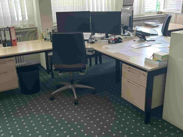 Büroarbeitsplatz beige als Winkelschreibtisch, Unterbau links und rechts
