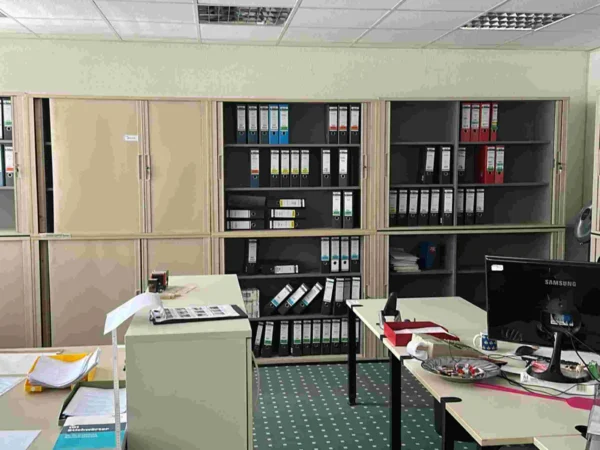 Aktenschrank, beige, mit Rollladentüren vertikal, gesamt 10 Stück