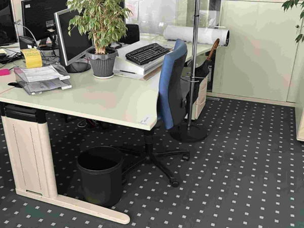 Büroarbeitsplatz lichtgrau, Schreibtisch höhenverstellbar, Rollcontainer,2 Rollcontainer, Bürodrehstuhl