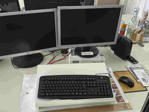 EDV-Arbeitsplatz mit 2 Monitore LG, Mini-PC IGEL, Tastatur, Maus