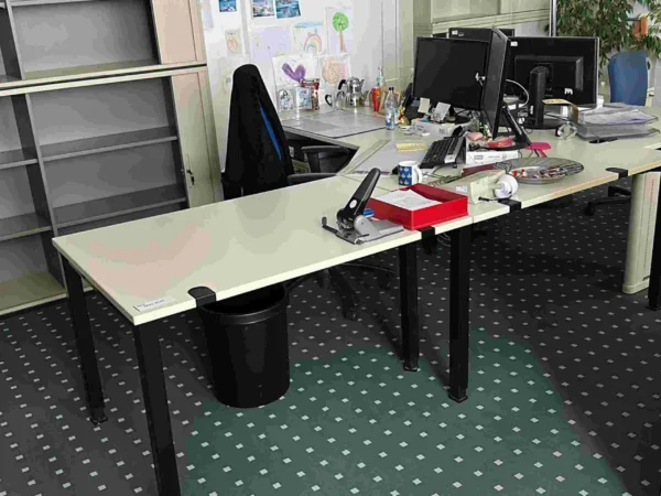 Büroarbeitsplatz lichtgrau als Winkelschreibtisch, Rollcontainer, Bürodrehstuhl