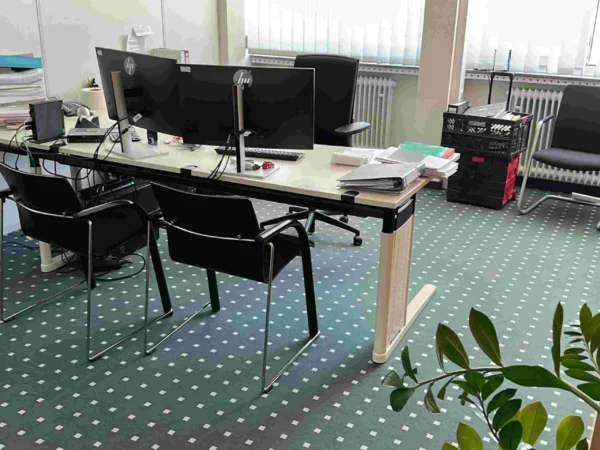 Büroarbeitsplatz lichtgrau, Winkel-Schreibtisch höhenverstellbar, 2 Besucherstühle