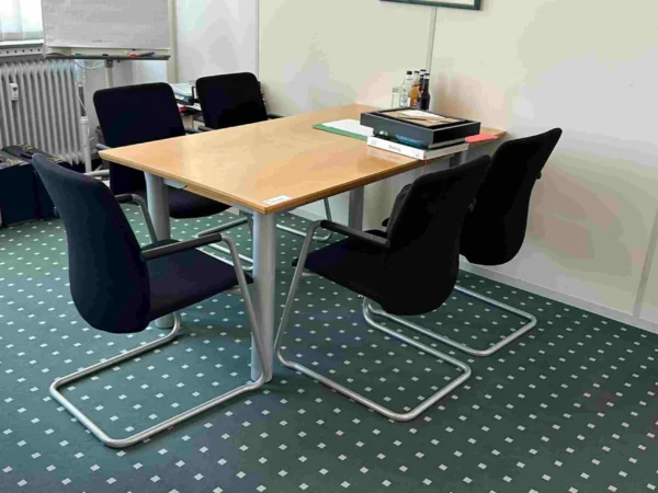 Besprechungstisch, Gestell silber, Platte in holzoptik, 5 Freischwinger-Besucherstühle