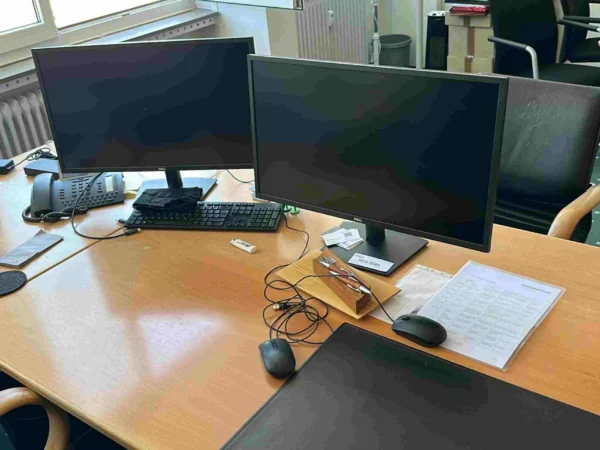 EDV-Arbeitsplatz mit 2 Monitore , Notebook, Tastatur, Maus