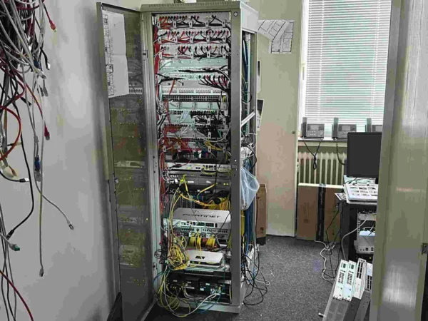 Serverschrank/19"-Rack, voll bestückt mit Patchpanel, Switches und Fortinet-Firewall