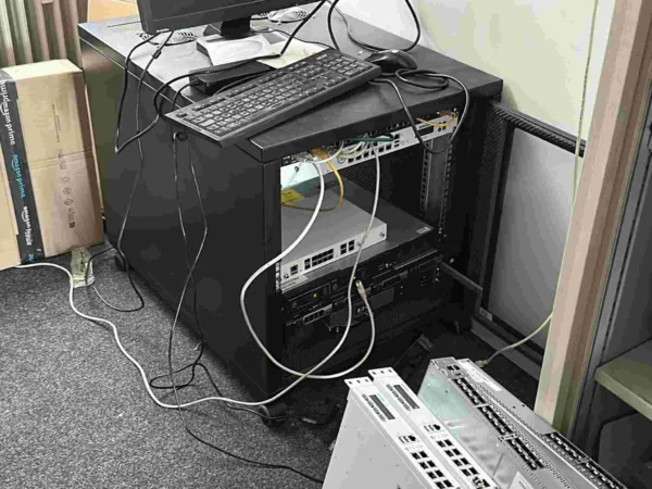 Kleiner Netzwerkschrank schwarz, mit Switches, Tastatur/Monitor