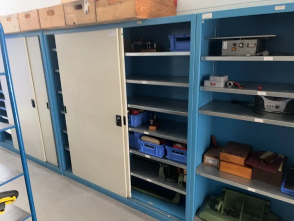 Materialschrank mit Inhalt