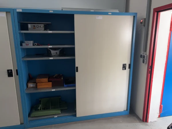 Materialschrank mit Inhalt