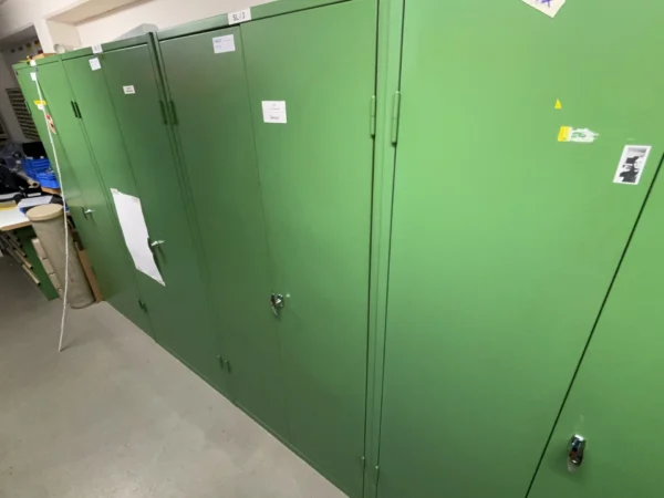 Flügeltürenschrank ohne Inhalt