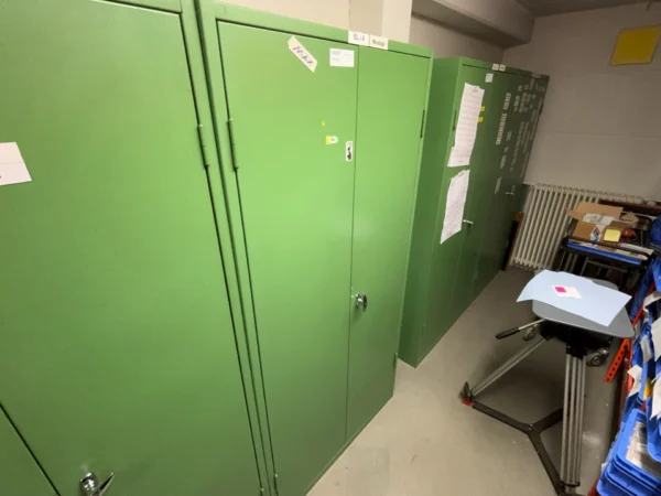 Flügeltürenschrank ohne Inhalt