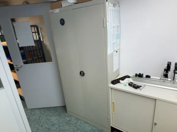 Stahlschrank ohne Inhalt