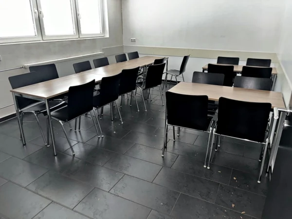 Kantinenmobiliar: 5 Tische, 20 Stapelstühle