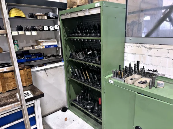 Lagerschrank,  mit Inhalt