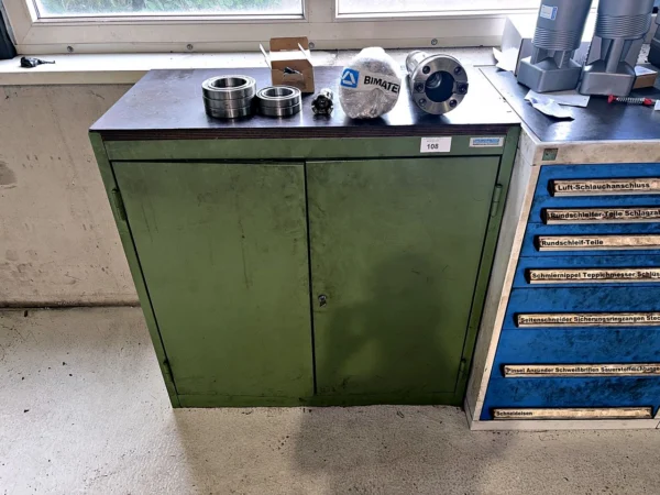 Werkstattschrank, mit Inhalt