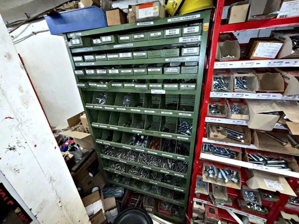 Kleinteileschrank, mit Inhalt