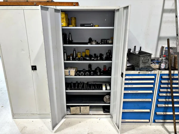 Werkstattschrank, mit Inhalt