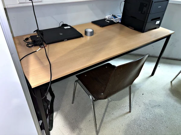 Büroarbeitsplatz: Schreibtisch, 2 Stühle, ohne Inhalt
