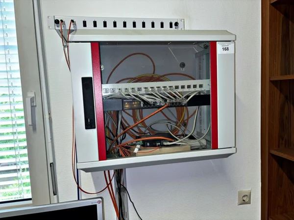 Netzwerktechnik: Netzwerkschrank, Patchfeld, Router, Switch NETGEAR GS324