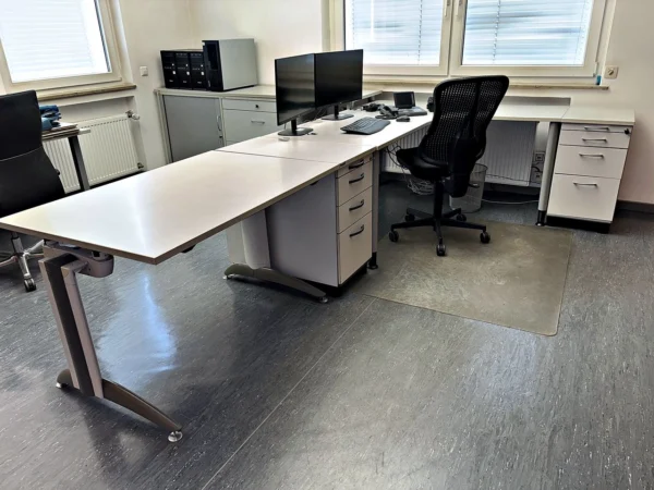 Büromobiliar ASSMANN: Schreibtisch über Eck, Bürocontainer, Schreibtisch, Bürodrehstuhl, Schreibtisch-Schrankkombination, Rollcontainer, ohne Inhalt
