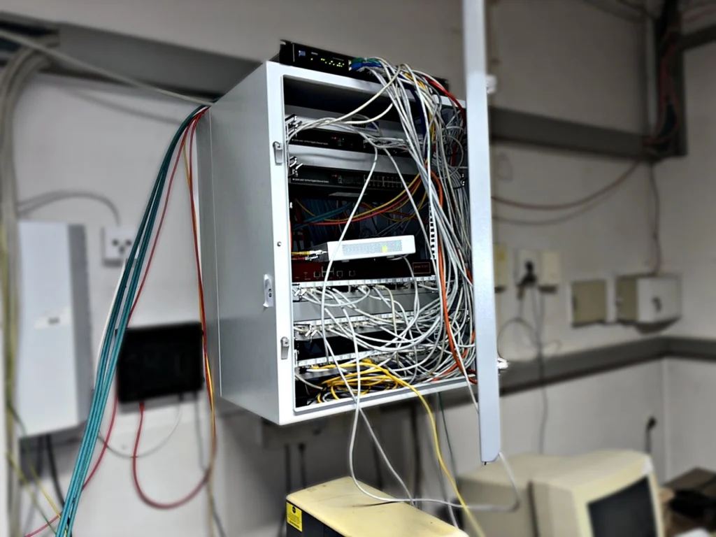 Netzwerk-Wandschrank mit Inhalt
