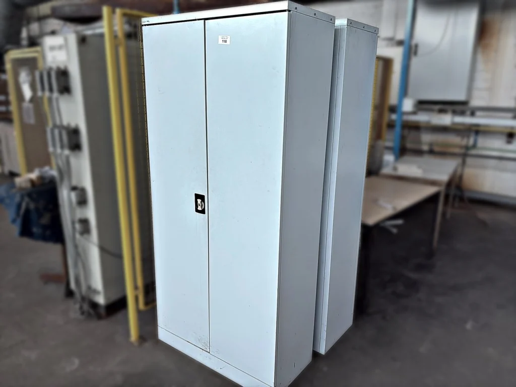 Werkstattschrank ohne Inhalt
