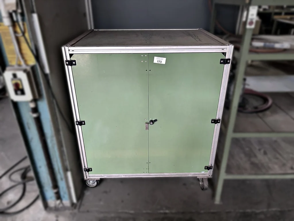 Werkstattschrank ohne Inhalt