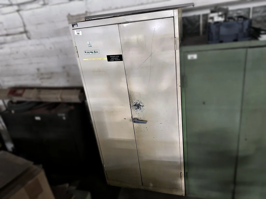 Werkstattschrank ohne Inhalt