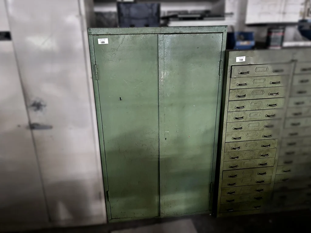 Werkstattschrank ohne Inhalt