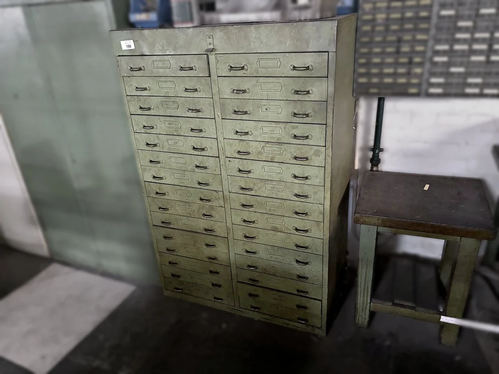 Werkzeugschubladenschrank ohne Inhalt