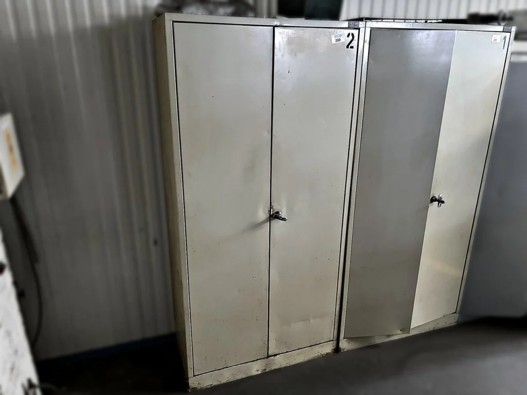 Werkstattschrank ohne Inhalt
