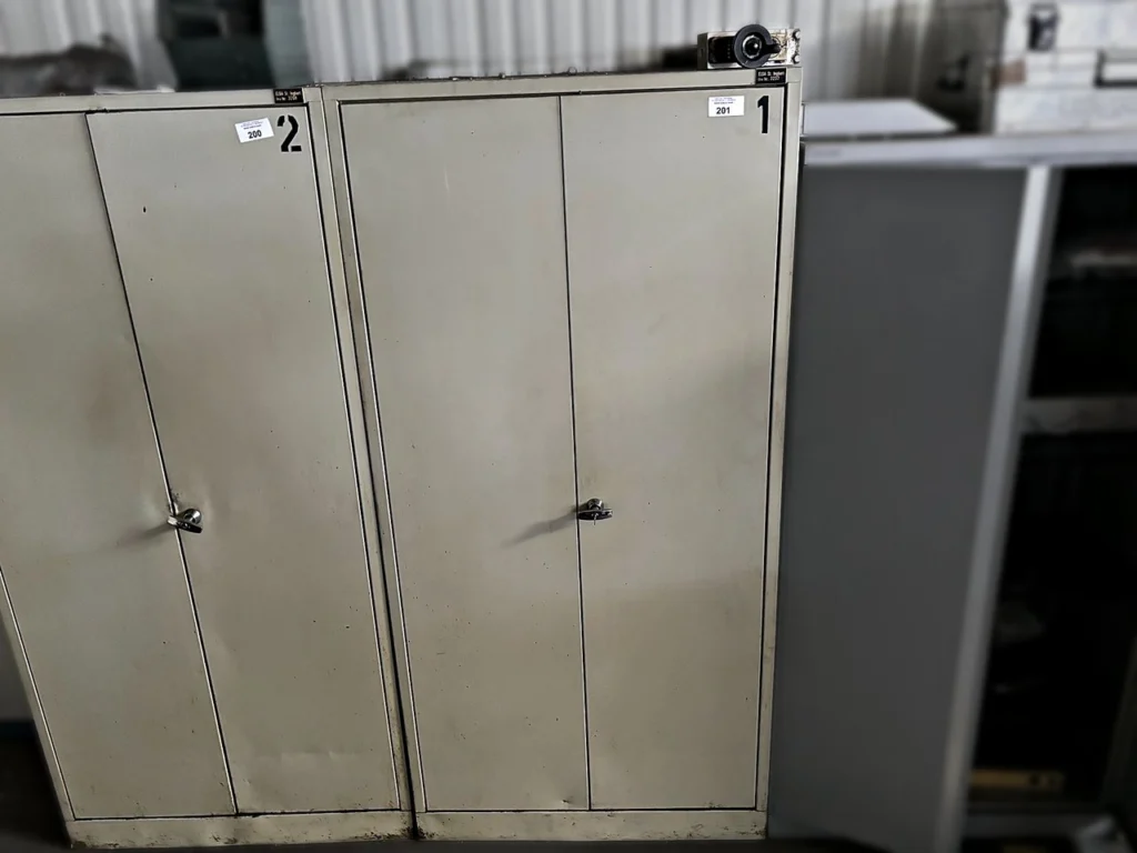 Werkstattschrank ohne Inhalt