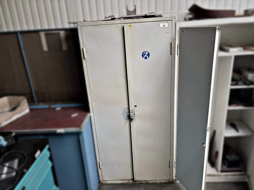 Werkstattschrank ohne Inhalt