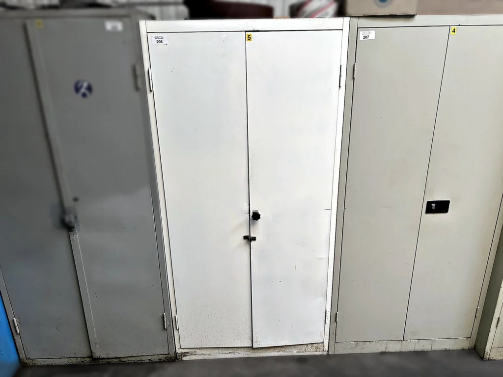 Werkstattschrank ohne Inhalt