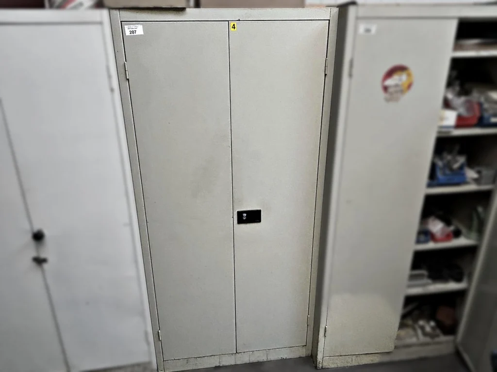 Werkstattschrank ohne Inhalt