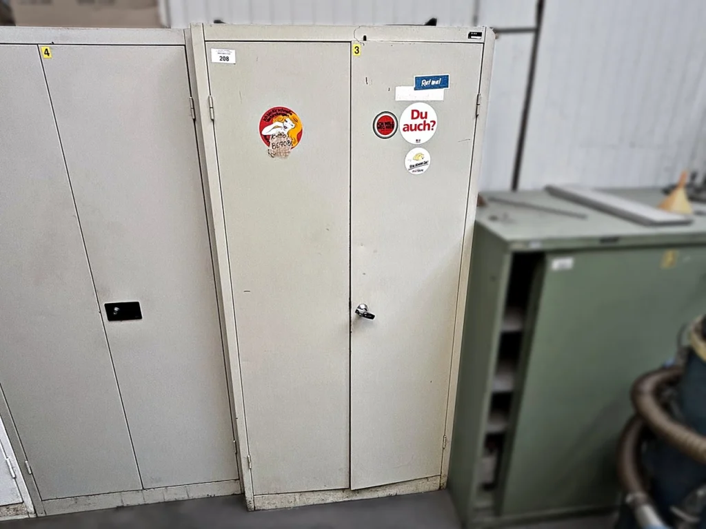 Werkstattschrank ohne Inhalt