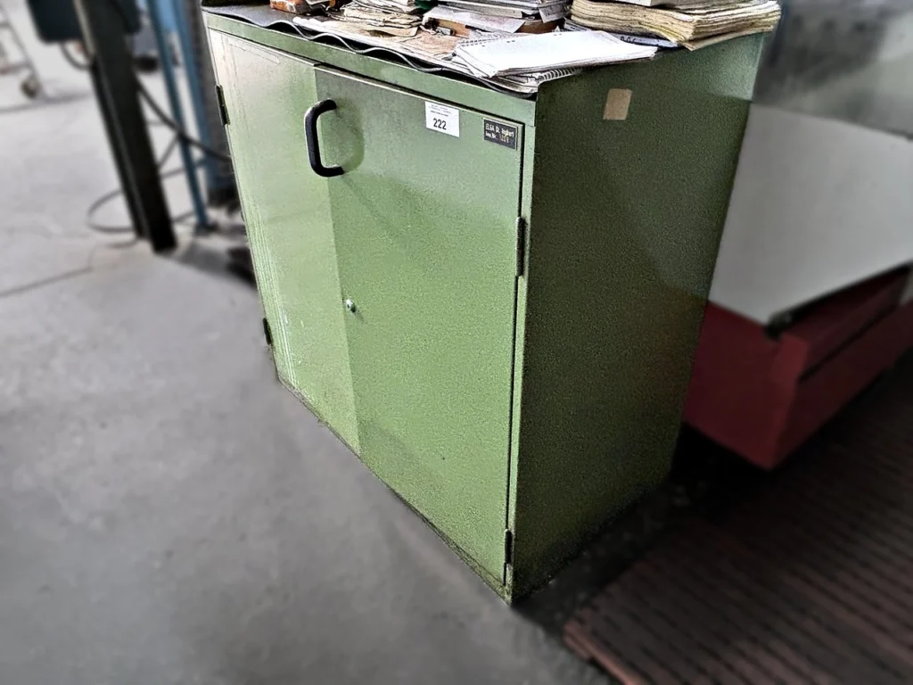 Werkstattschrank ohne Inhalt