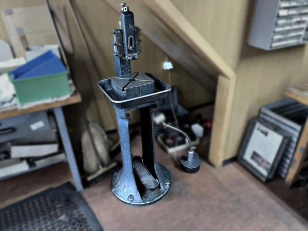 Weisser Pendelpresse