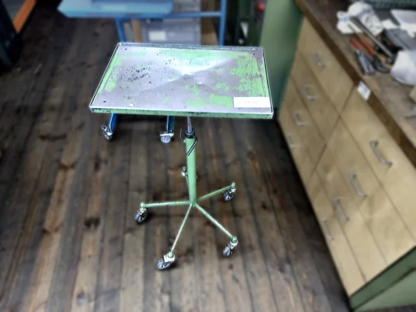 Fahrbarer Absetztisch, höhenverstellbar
