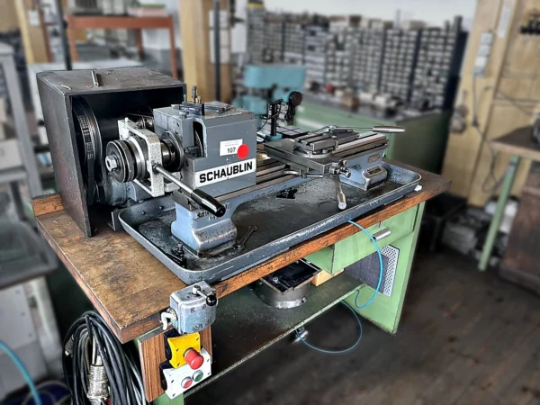 SCHAUBLIN 102 Drehmaschine auf Werkbank