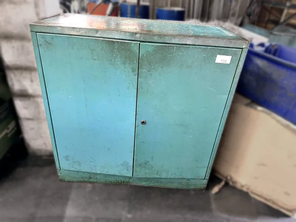 Werkstattschrank mit Inhalt
