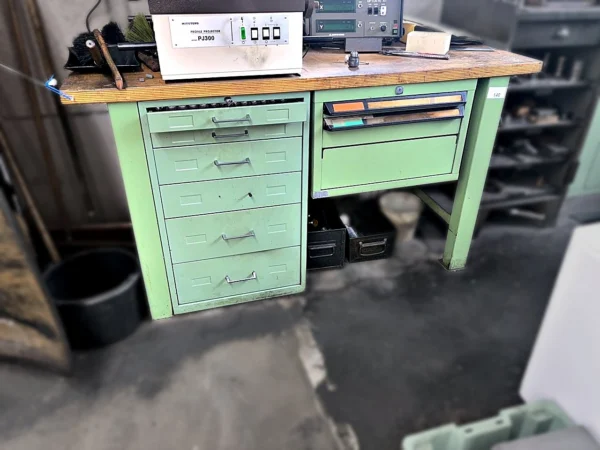 Werkbank mit Schubladenschrank mit Inhalt