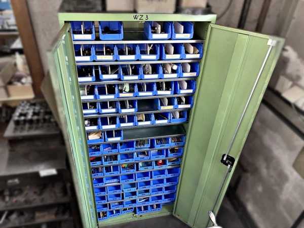 Werkstattschrank mit Inhalt