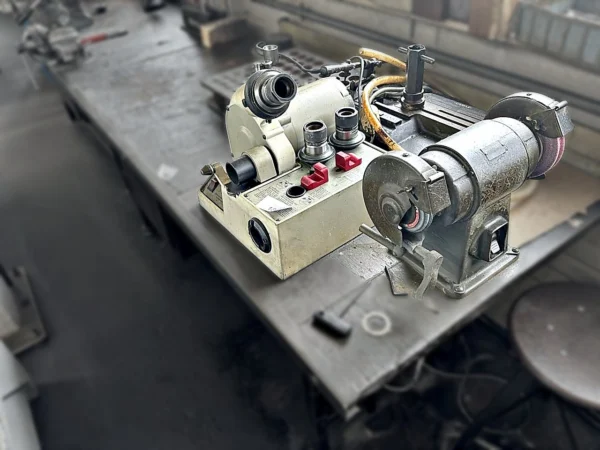 Werkbank mit Schraubstock und Doppelschleifbock