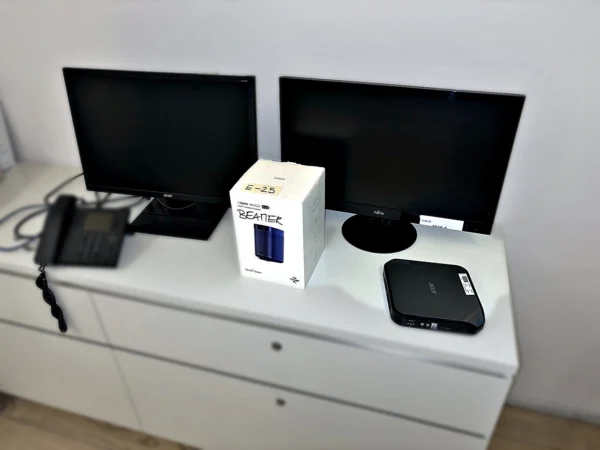 EDV-Konvolut mit Monitoren 2 Stück, Beamer und Tischtelefon