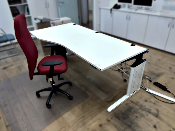 König + Neurath Schreibtisch höhenverstellbar mit Bürodrehstuhl