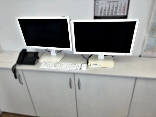 LG 24MB37PM-W Monitore 2 Stück mit Tastatur, Maus und Tischtelefon